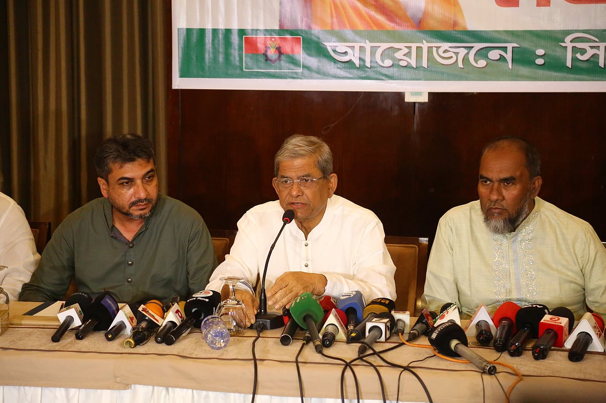 ‌সিলেটে সাংবা‌দিকদের সঙ্গে মত‌বি‌নিময় সভায় বক্তব্য দিচ্ছেন বিএন‌পির মহাস‌চিব মির্জা ফখরুল ইসলাম আলমগীর। রোববার বিকেলে নগরের একটি হোটেলের সম্মেলনকক্ষে